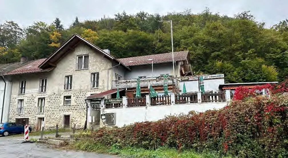 Außenansicht des Gasthauses mit Terrasse, Schanigarten und Eingang