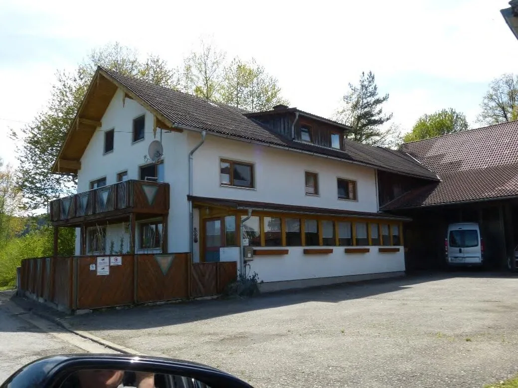 Außenansicht Wohnhaus mit Gaststuben-Anbau und Vorplatz