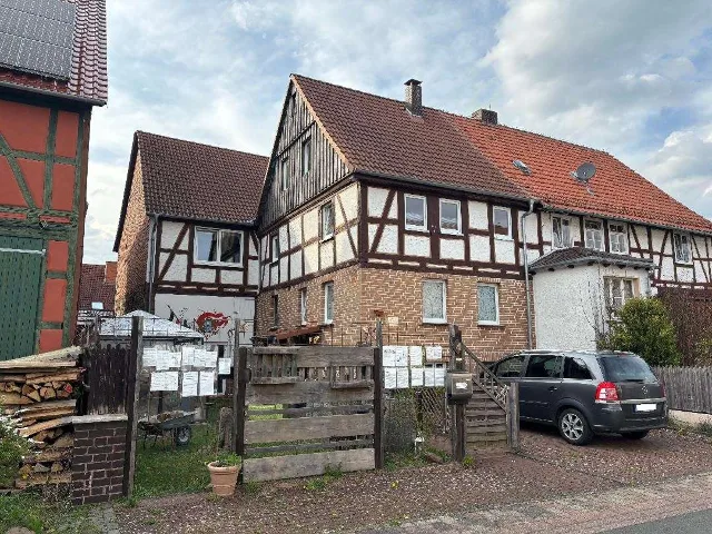 Zwangsversteigerung Doppelhaushälfte in Bad Emstal: Objektfoto