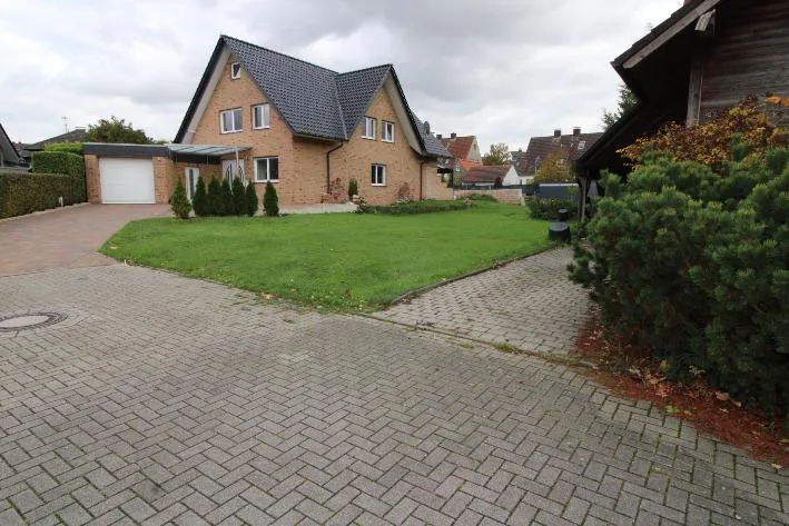 Außenansicht Wohnhaus mit Garage und Vorgarten