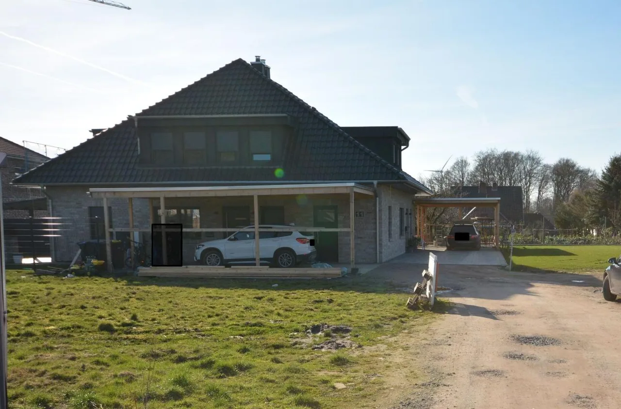 Außenansicht Hauptgebäude mit Carport