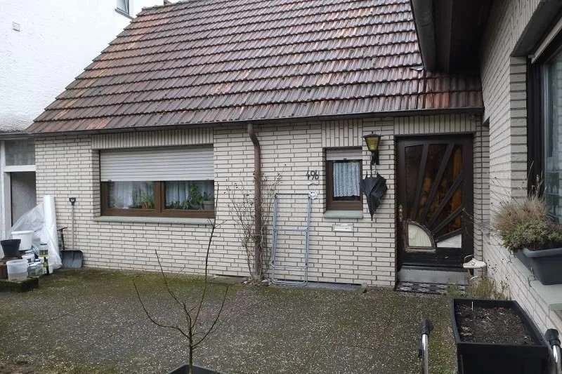 Außenansicht des Wohnhauses mit Eingangstür und Hausnummer 49b