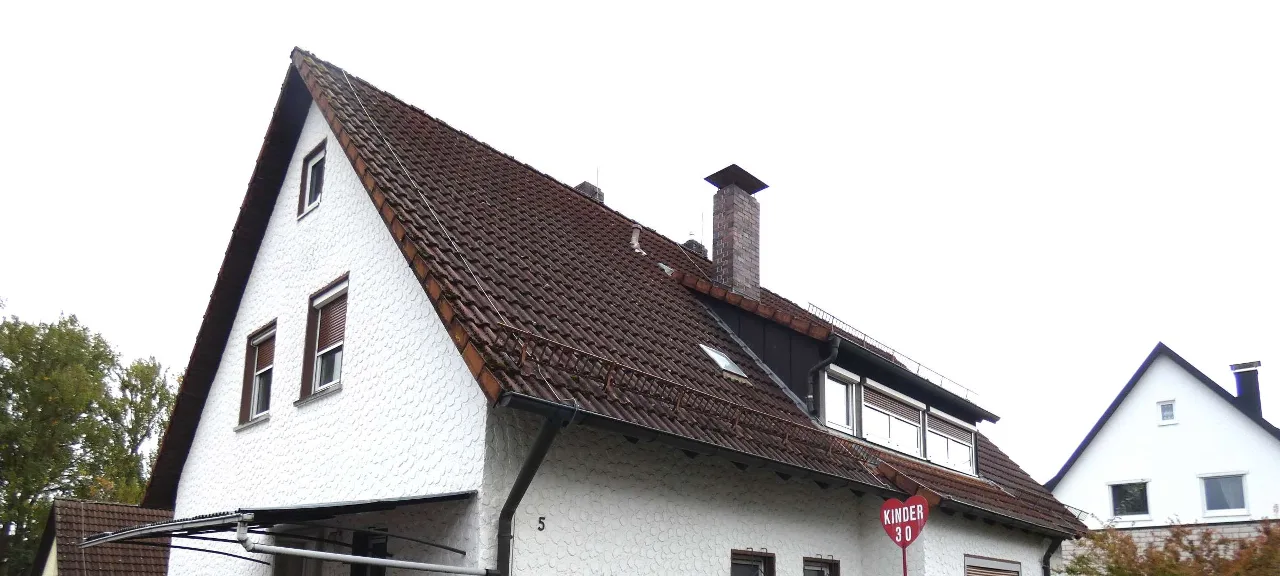 Außenansicht des Wohnhauses mit Satteldach, Straßenseite
