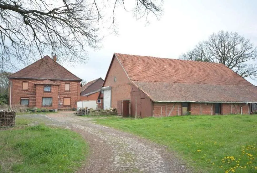 Gesamtansicht des Hofs mit Wohnhaus und Scheune
