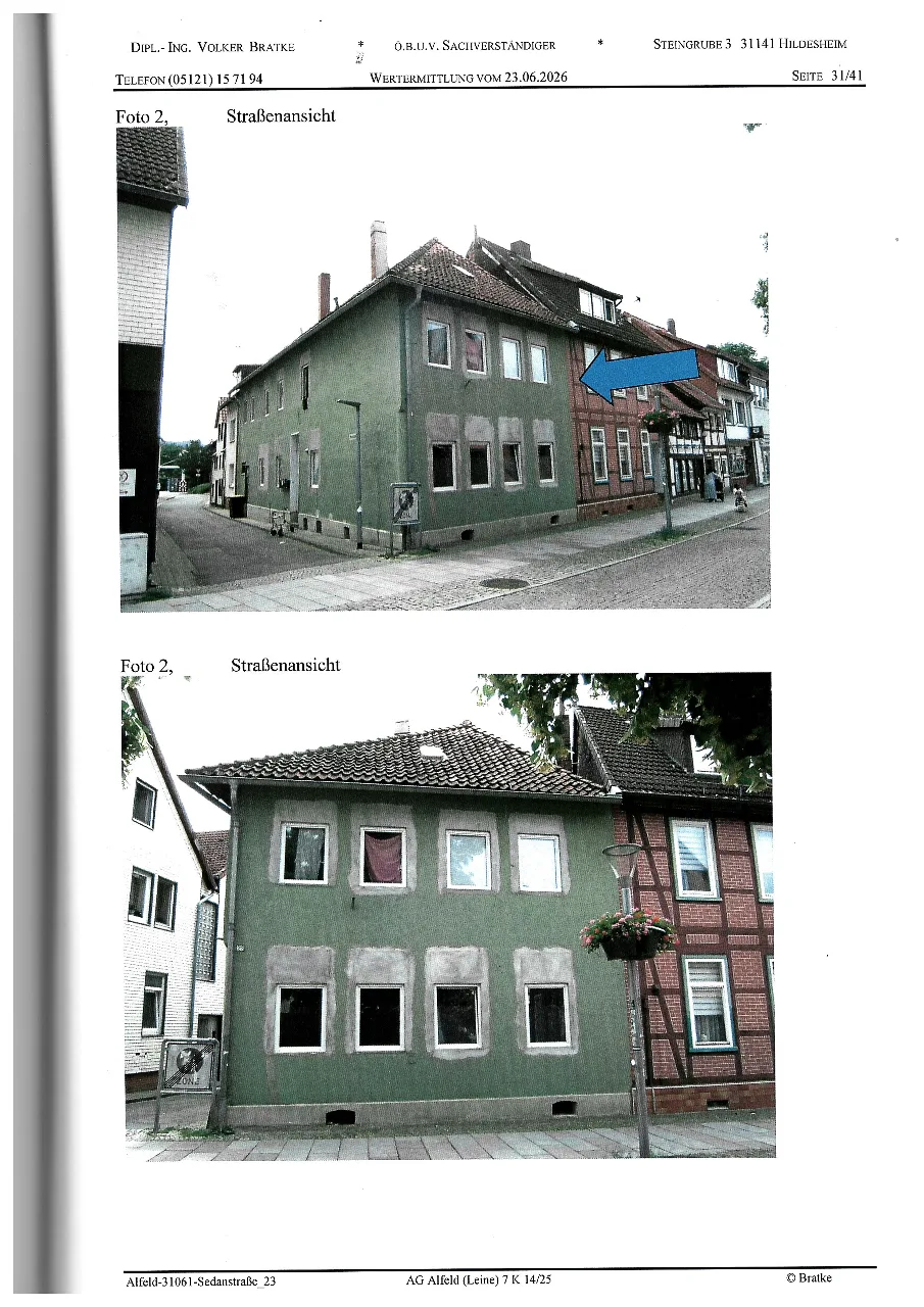 Foto 2, Straßenansicht (Seite 31/41): Gebäude von Ecke und frontal, mit Pfeilmarkierung und zwei Aufnahmen auf einer Seite