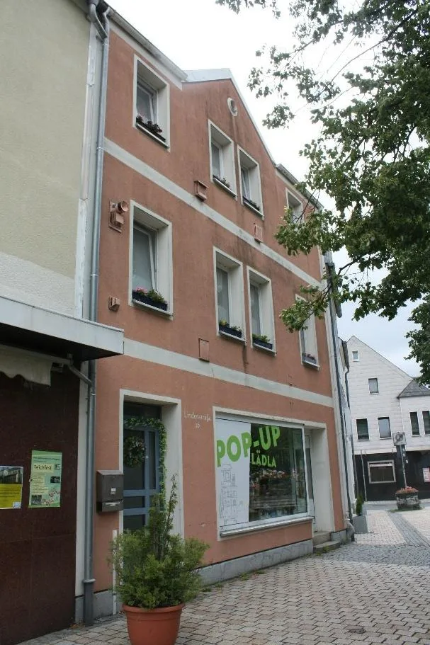 Straßenansicht Lindenstraße 16, frontal mit Ladenfenster