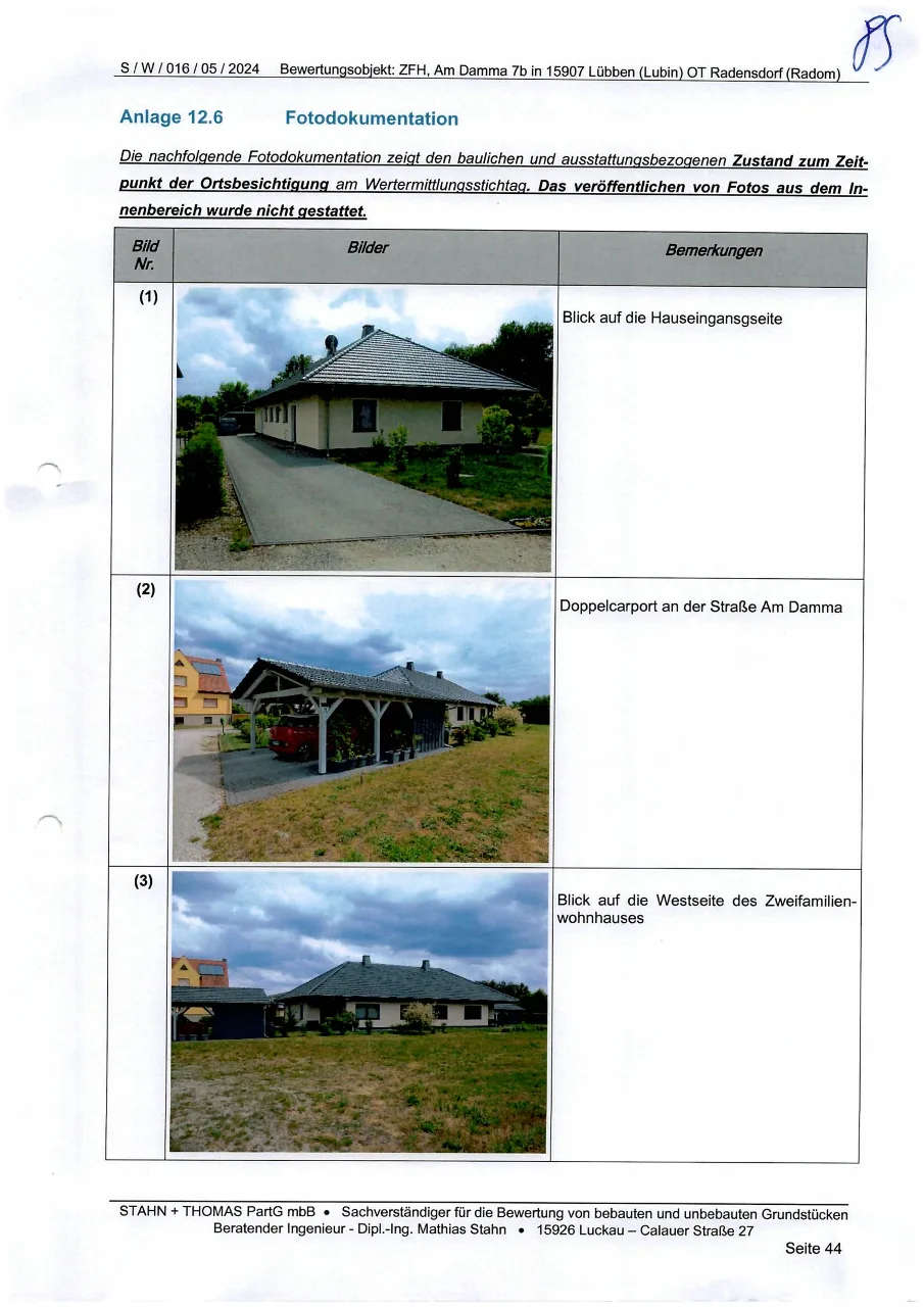 Gutachtenseite mit drei Außenfotos des Wohnhauses: Hauseingangsseite, Doppelcarport und Westseite.
