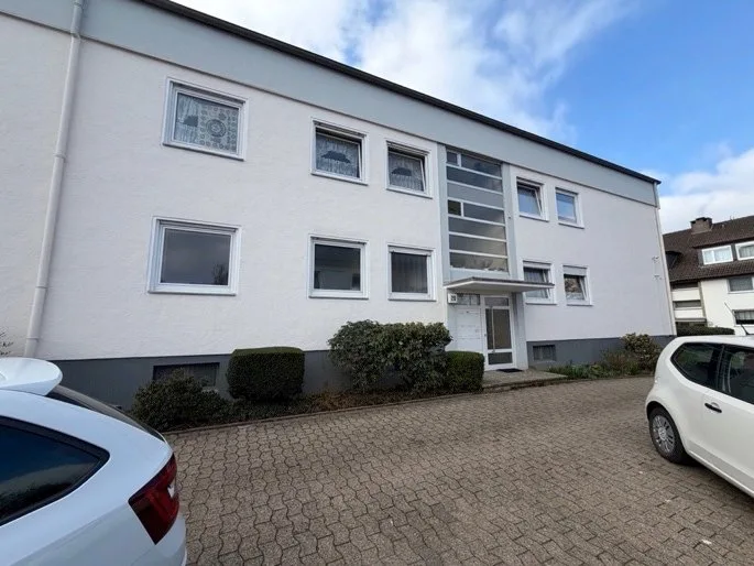 Frontale Fassadenansicht des Mehrfamilienhauses