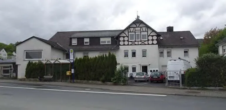 Straßenansicht des Hauptgebäudes