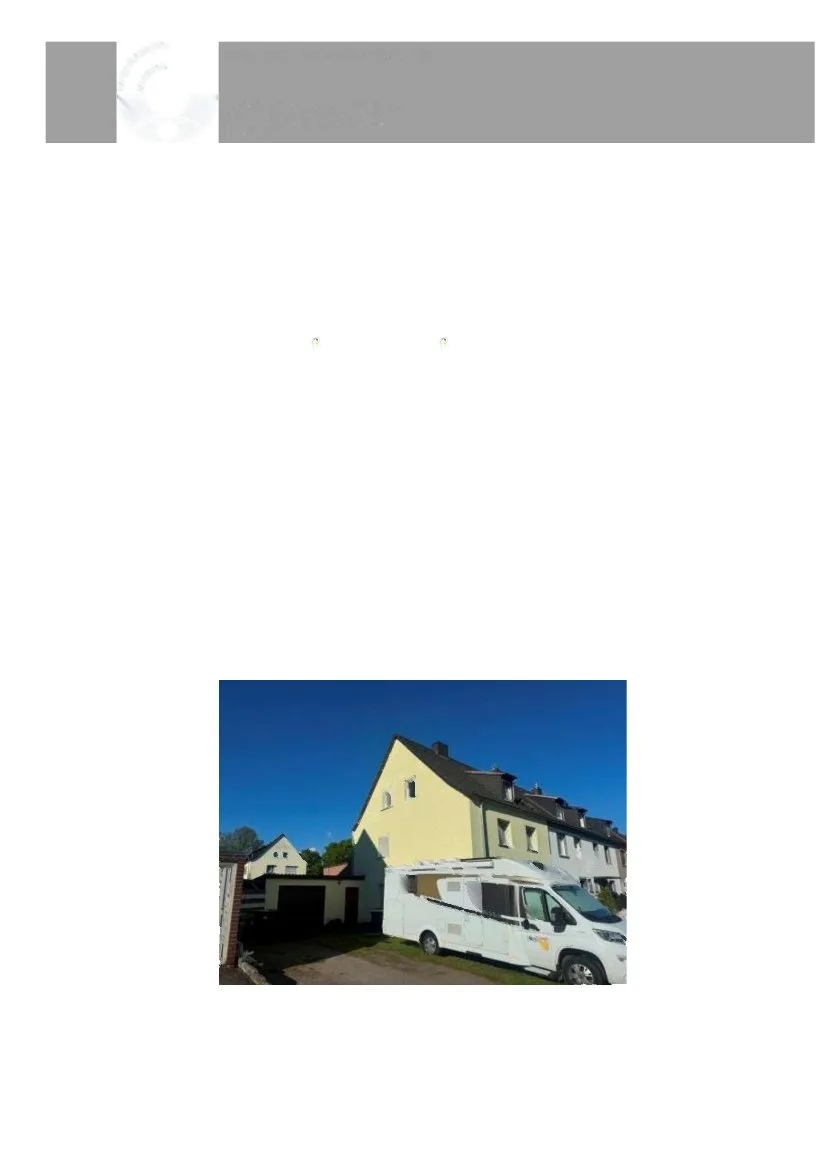 Außenansicht eines gelben Reihenhauses mit davor parkendem Wohnmobil und Garage im Vordergrund.