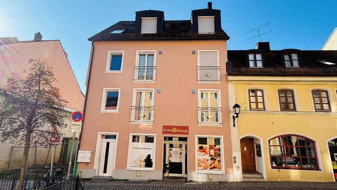 Straßenansicht des Wohn- und Geschäftshauses mit Thai-Massage-Studio im Erdgeschoss