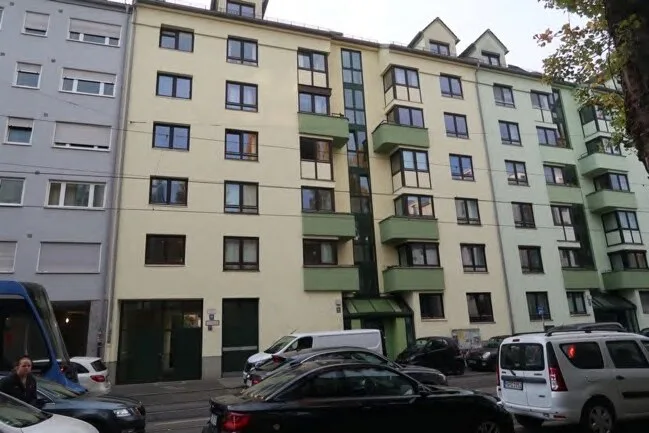 Straßenansicht der Straßenfassade mit Balkonen