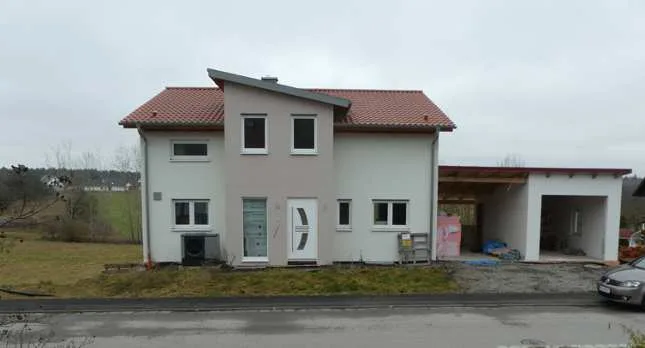Straßenseitige Frontansicht des Wohnhauses mit Carport und Garage