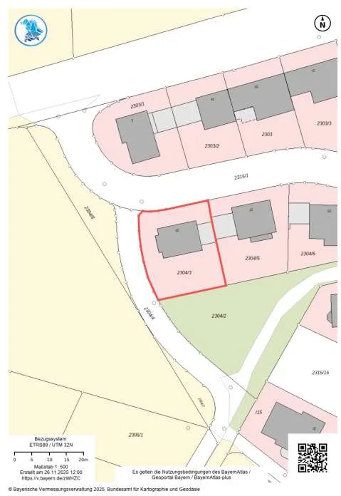 Lageplan Grundstück mit markiertem Objektbereich (rot eingerahmt), Maßstab 1:500, mit Flurstücksnummern