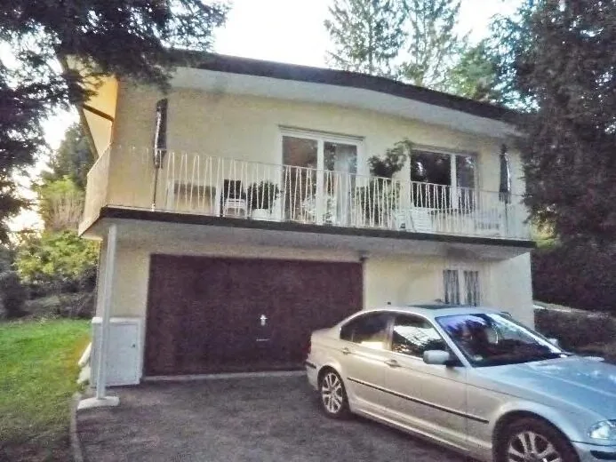 Frontansicht des Einfamilienhauses mit Garage