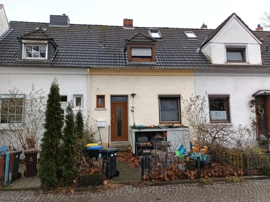 Straßenansicht des Reihenhauses mit Hausnummer 38, Haupteingang mittig