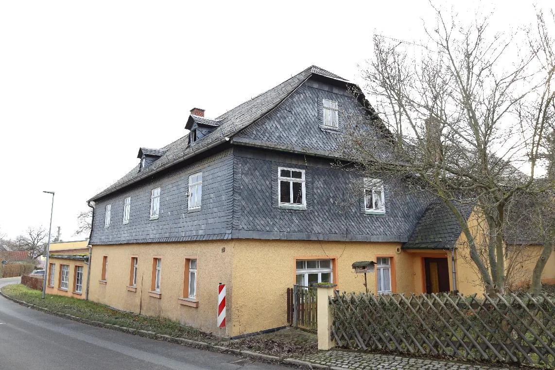 Frontansicht des Hauptgebäudes von der Straße