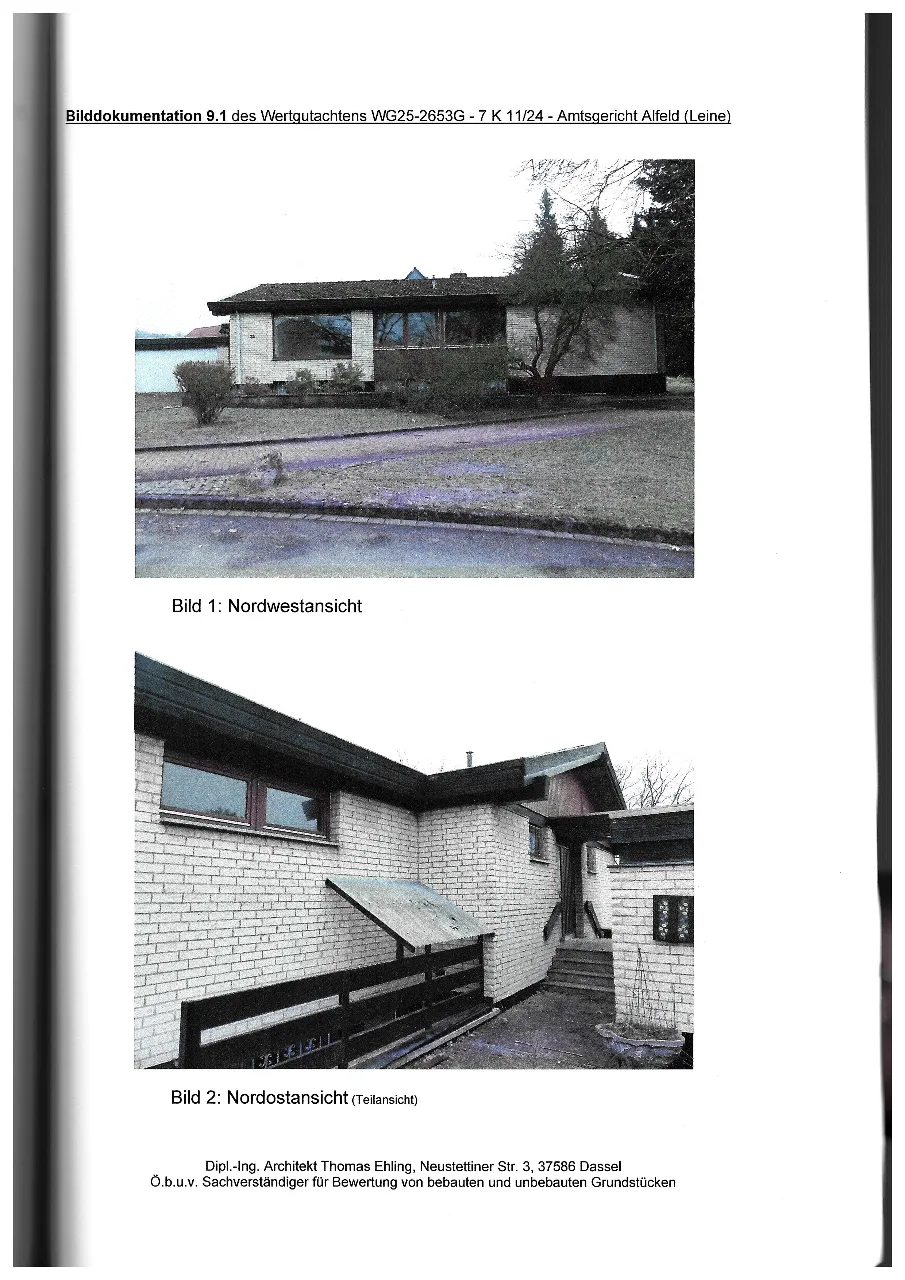 Gescannte Gutachtenseite mit zwei Außenaufnahmen des Wohnhauses: Nordwestansicht und Teilansicht des Eingangsbereichs.