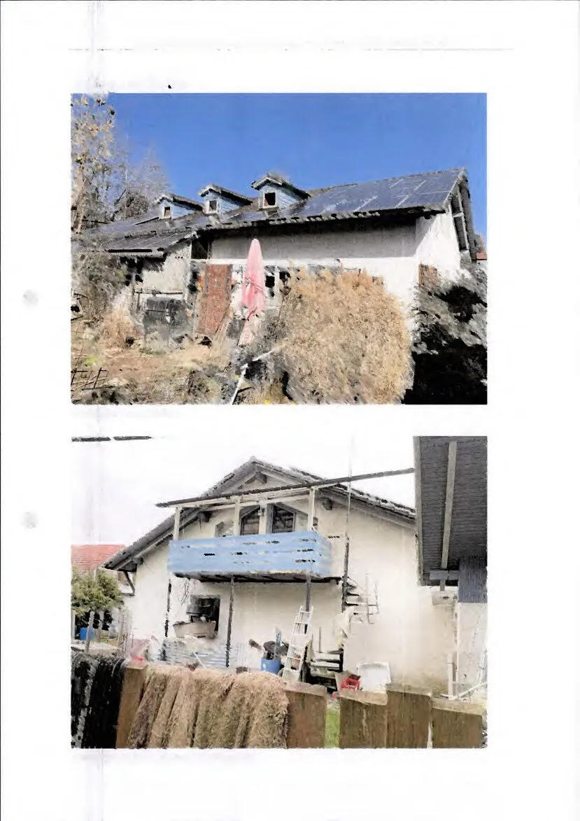 Zwei Außenaufnahmen eines Wohnhauses mit Gauben und Balkon, teils von Bewuchs und Gegenständen verdeckt.