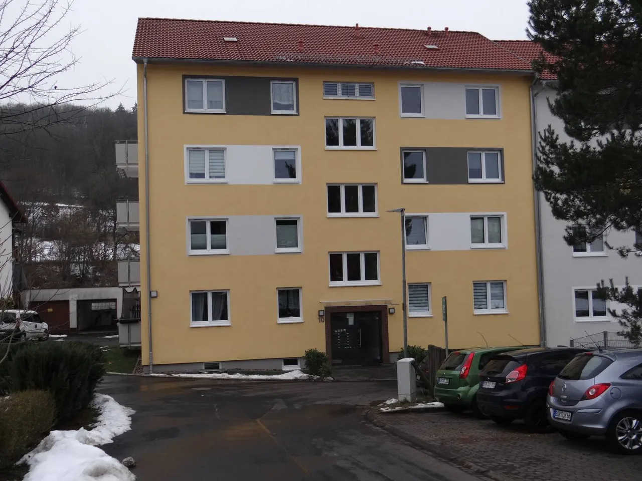 Frontansicht des Mehrfamilienhauses mit Hauseingang (Nr. 10)