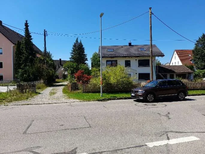 Frontalansicht des mehrstöckigen Wohnhauses mit Balkonen