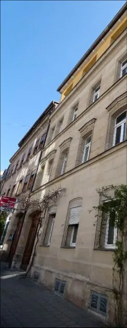Straßenseitige Außenansicht des Gebäudes mit Fassade und Fenstern