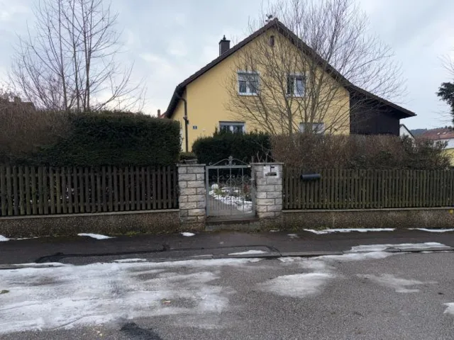 Zwangsversteigerung Zweifamilienhaus in Wenzenbach: Objektfoto