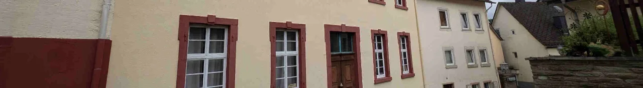 Straßenfassade mit Sprossenfenstern und Hauseingang