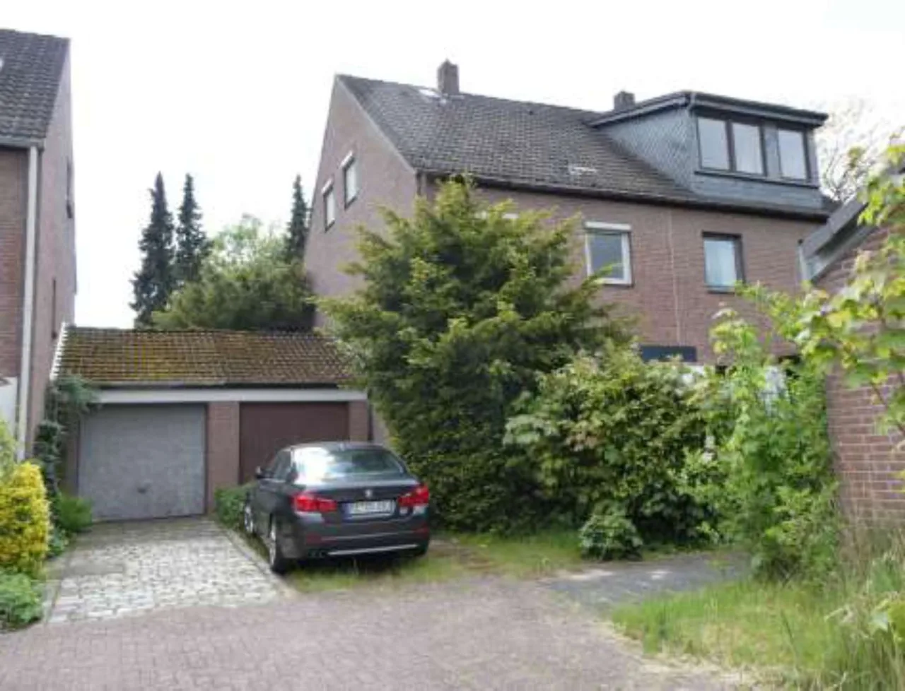 Frontansicht des Hauses mit Garage und Einfahrt