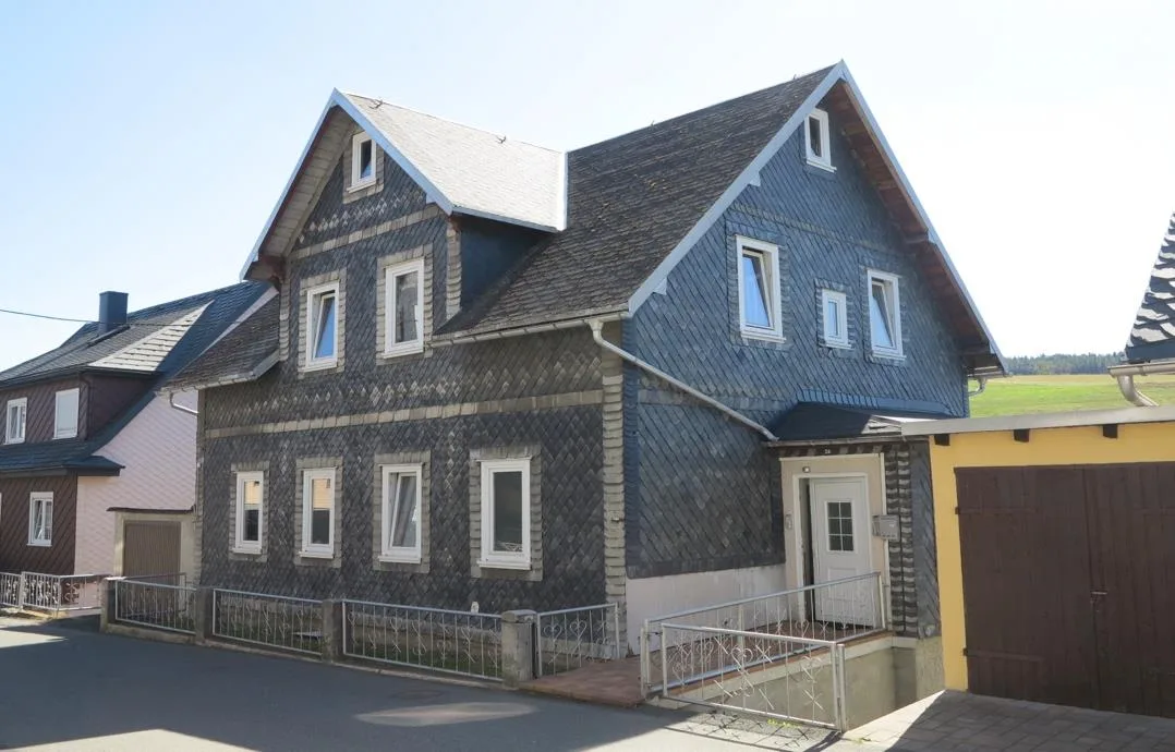Außenansicht Wohnhaus mit Schieferverkleidung und Garage