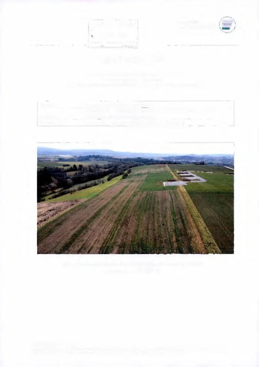 Luftaufnahme landwirtschaftlicher Flächen mit befestigter Fläche