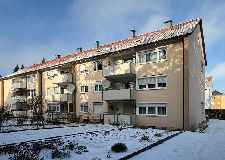 Mehrfamilienhaus mit Balkonen, Frontansicht im Winter