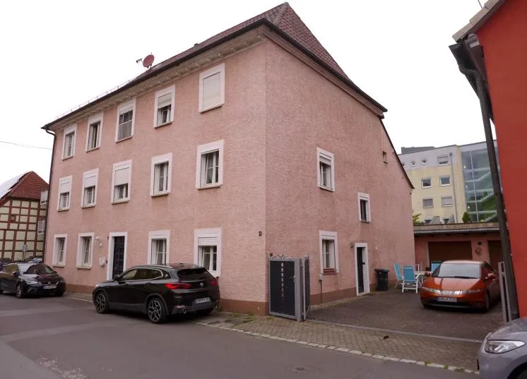Straßenseitige Außenansicht des dreigeschossigen Wohnhauses (Hausnummer 2), Blick auf zwei Fassaden