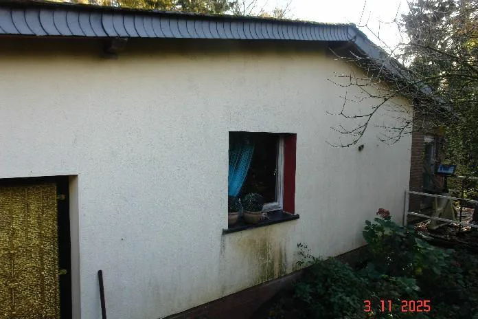 Seitenansicht des Gebäudes mit Fenster und Dachtraufe