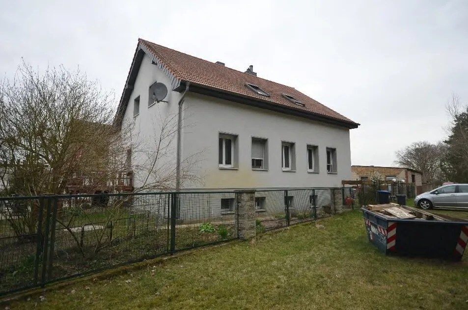 Hauptwohngebäude, Frontansicht mit Garten und Umzäunung