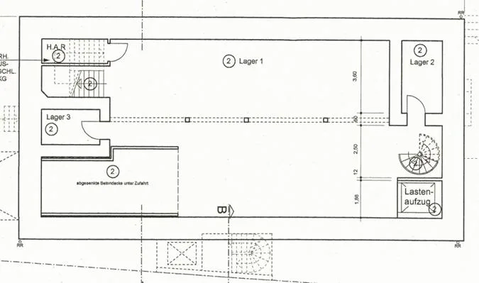Grundriss mit Raumaufteilung, Treppen und Lasten-aufzugsmarkierungen