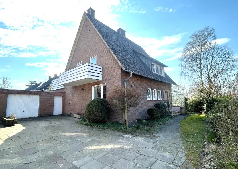 Außenansicht Wohnhaus mit Garage und Zufahrt