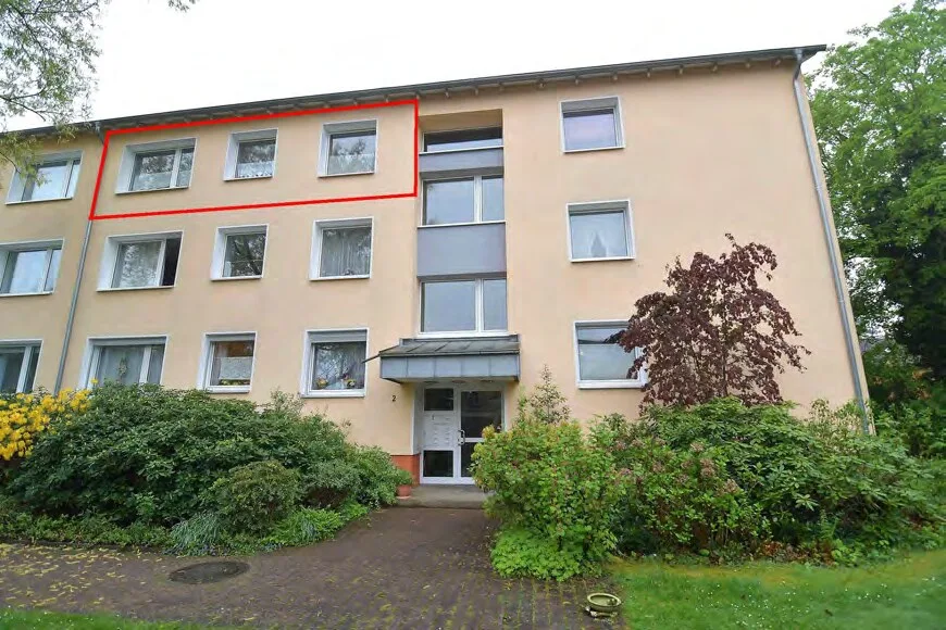 Frontalansicht des Mehrfamilienhauses mit Eingangsberechtigung