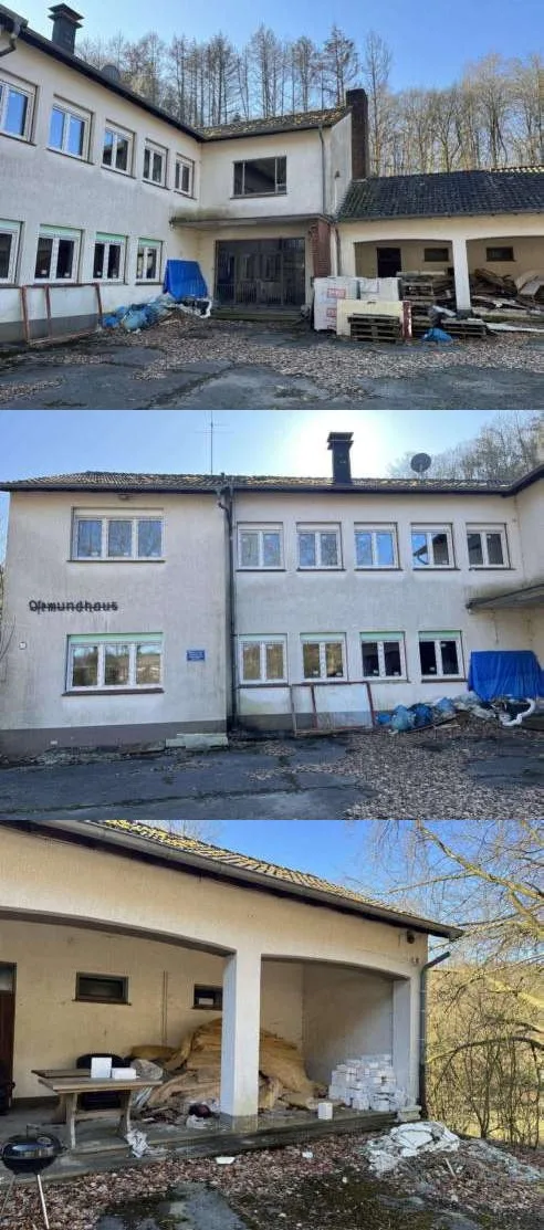 Drei Außenaufnahmen des Gebäudes: Frontansichten mit Fenstern, Eingangsbereich und überdachter Terrasse, teils verstellt durch Baumaterial und Planen.