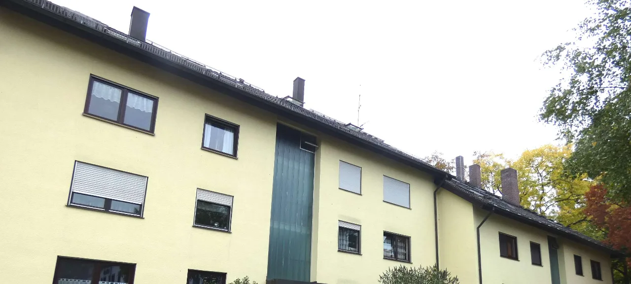 Frontale Außenansicht des gelben Einfamilienhauses