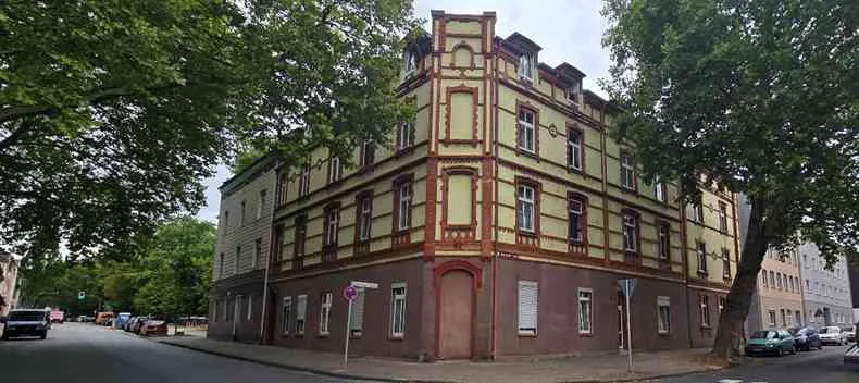 Frontansicht des Wohnhauses Saarbrücker Straße 48, Eckgebäude mit historischer Fassade