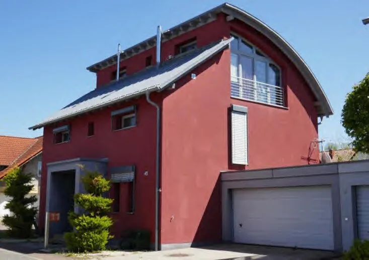 Straßenseitige Hauptansicht mit Eingang und Garage
