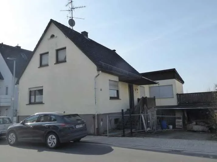 Frontansicht des Einfamilienhauses mit Doppelcarport und gepflegtem Zustand
