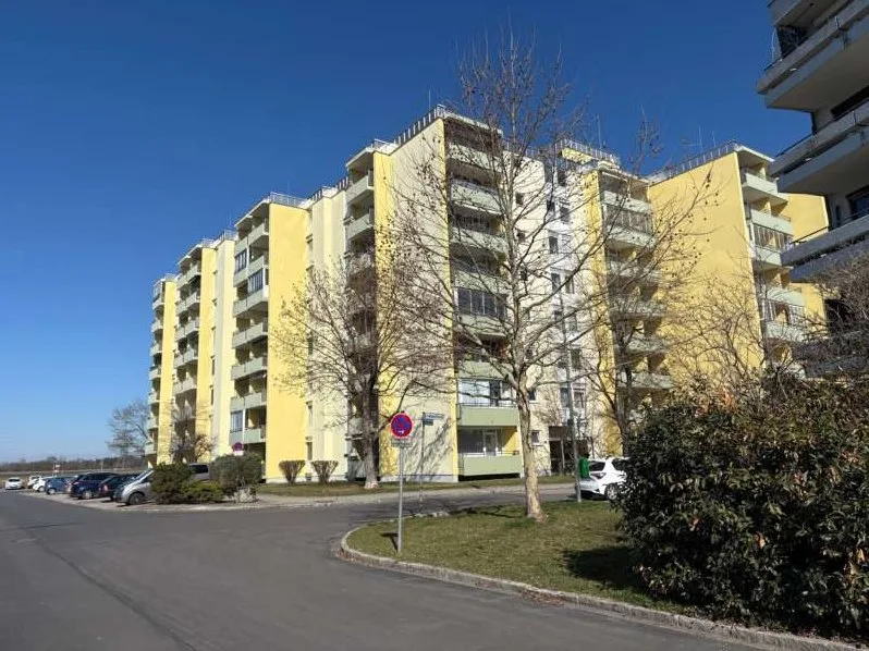 Frontansicht des Mehrfamilienhauses