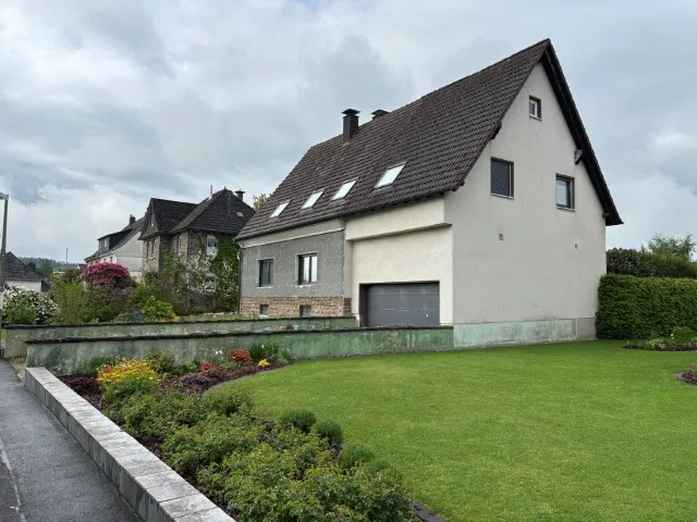 Zwangsversteigerung Zweifamilienhaus in Neuenrade: Objektfoto