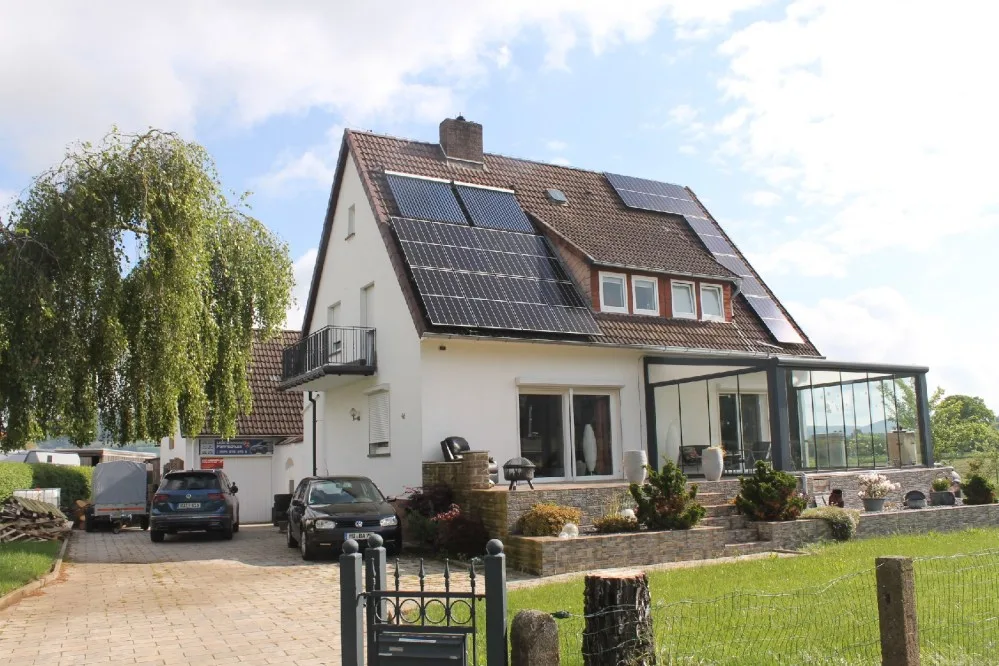 Frontale Außenansicht des Hauses mit klarer Gebäudedarstellung