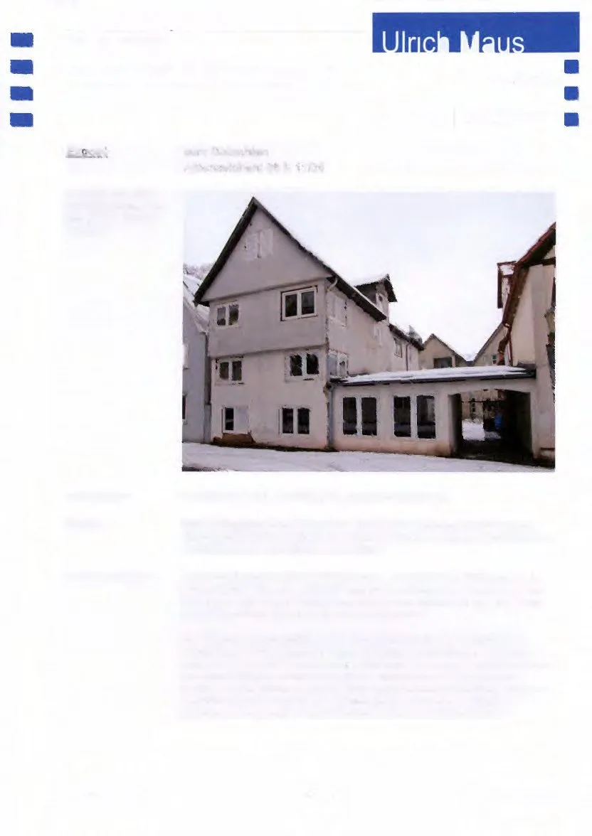 Außenansicht eines Wohnhauses mit Satteldach im Winter, seitlich ein eingeschossiger Anbau mit Glasfront.