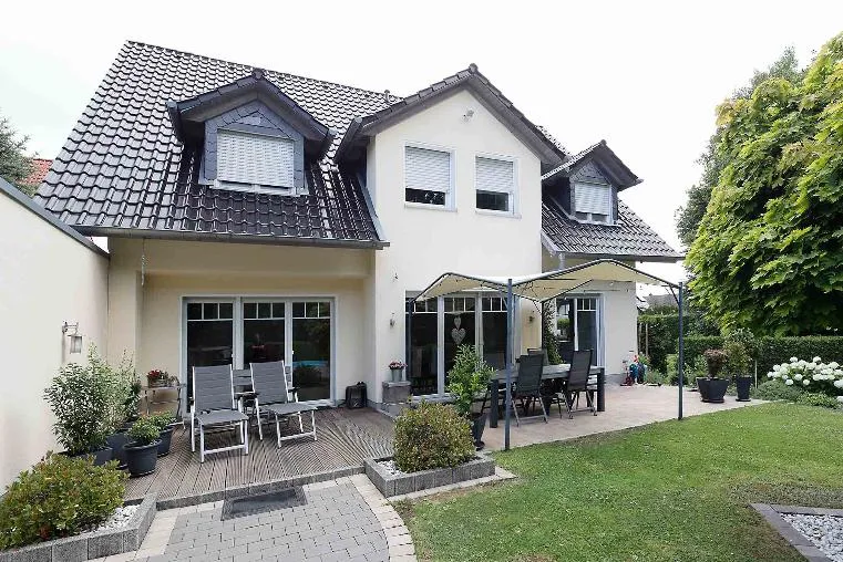 Hauptfassade mit Terrasse und Gartenansicht