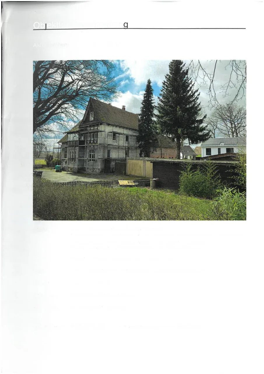 Wohnhaus mit Satteldach, Frontansicht mit Garten und Nebengebäude