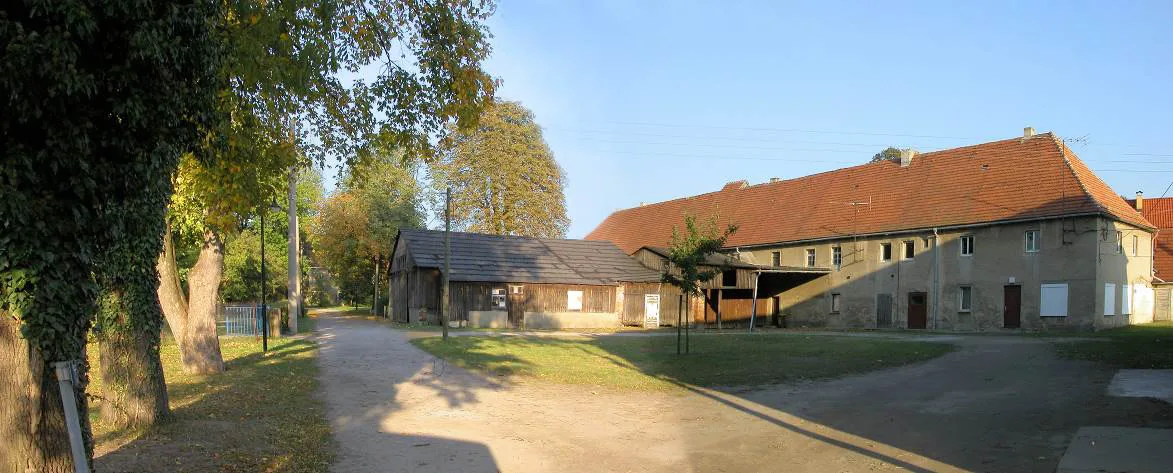 Außenansicht: Repräsentative Gesamtaufnahme des Gehöfts mit Hauptgebäude mit rötlichem Dach als Fokus